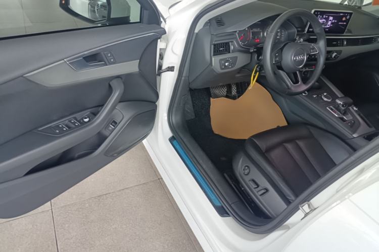 Used Audi A4L 2019 40 TFSI Ambition China VI Driver Seat