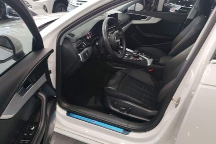 Used Audi A4L 2019 40 TFSI Fashion Edition China VI Emission Standard Driver Seat