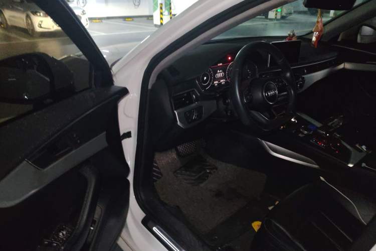 Used Audi A4L 2019 40 TFSI Fashion Edition China VI Emission Standard Driver Seat