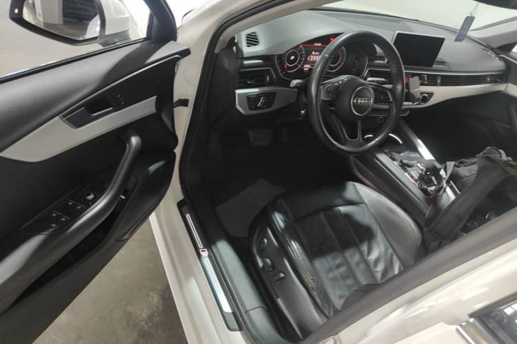 Used Audi A4L 2019 40 TFSI Fashion Edition China VI Emission Standard Driver Seat