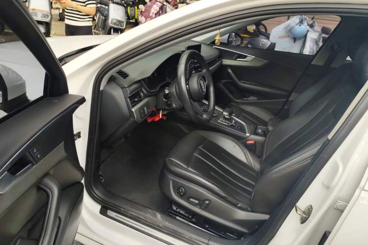 Used Audi A4L 2019 40 TFSI Ambition China VI Driver Seat
