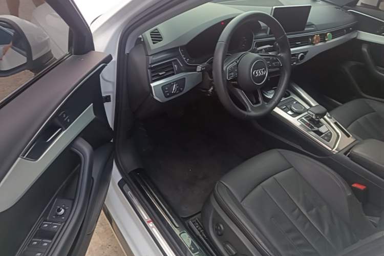 Used Audi A4L 2019 40 TFSI Fashion Edition China VI Emission Standard Driver Seat