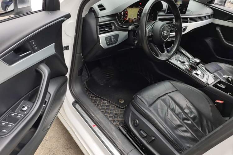 Used Audi A4L 2019 40 TFSI Fashion Edition China VI Emission Standard Driver Seat