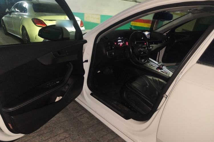Used Audi A4L 2019 40 TFSI Ambition China VI Driver Seat