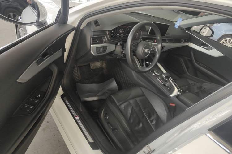 Used Audi A4L 2019 40 TFSI Fashion Edition China VI Emission Standard Driver Seat