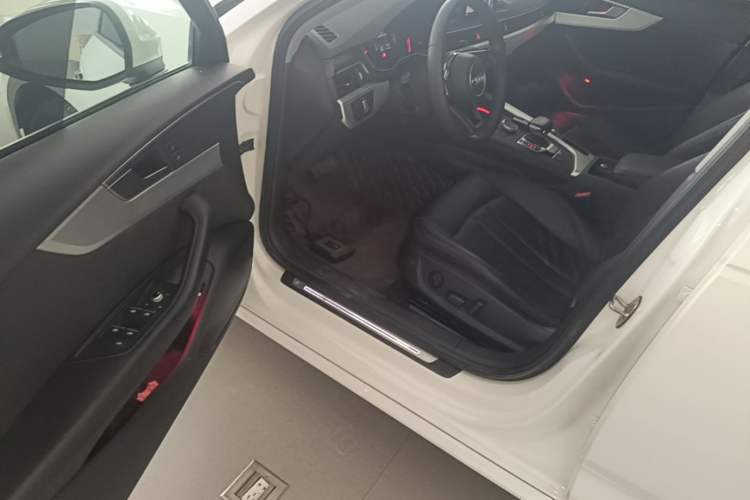 Used Audi A4L 2019 40 TFSI Ambition China VI Driver Seat