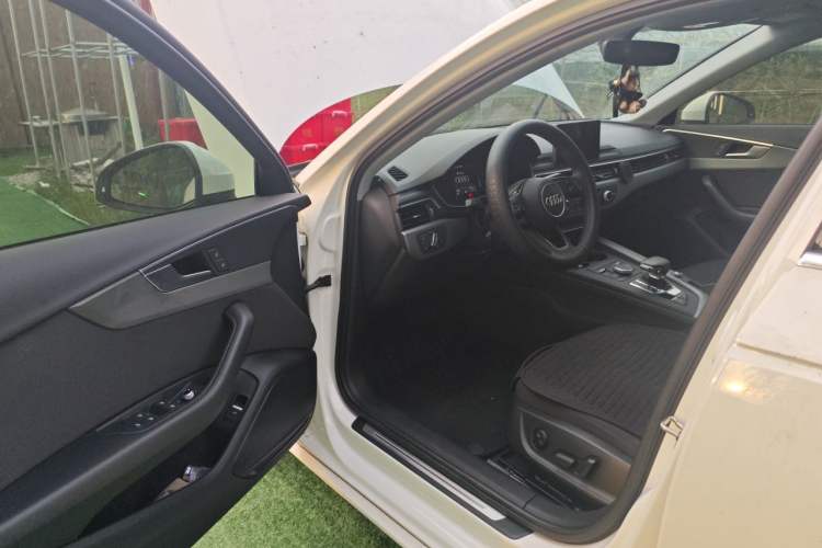 Used Audi A4L 2019 40 TFSI Ambition China VI Driver Seat