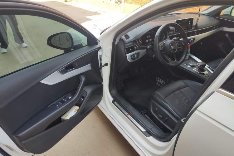 Used Audi A4L 2019 40 TFSI Fashion Edition China VI Emission Standard Driver Seat