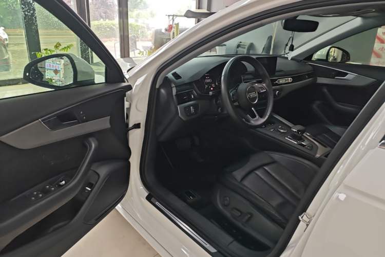 Used Audi A4L 2019 40 TFSI Ambition China VI Driver Seat