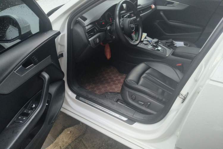 Used Audi A4L 2019 40 TFSI Ambition China VI Driver Seat