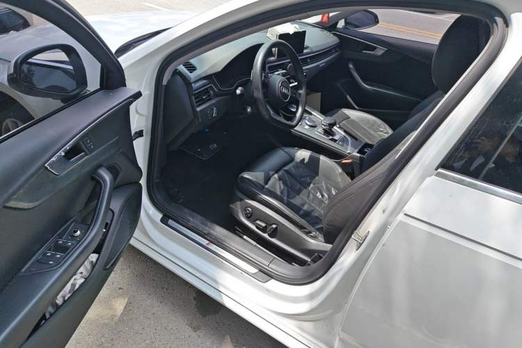 Used Audi A4L 2019 40 TFSI Fashion Edition China VI Emission Standard Driver Seat