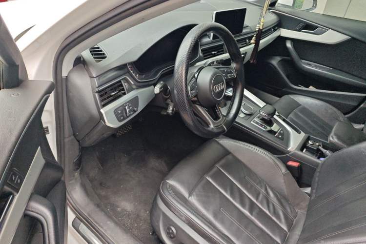 Used Audi A4L 2019 40 TFSI Fashion Edition China VI Emission Standard Driver Seat