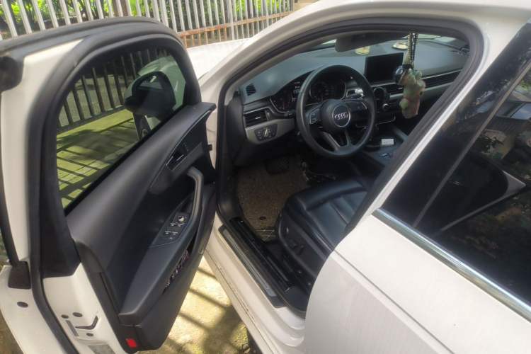 Used Audi A4L 2019 40 TFSI Ambition China VI Driver Seat