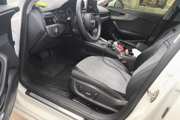 Used Audi A4L 2019 40 TFSI Ambition China VI Driver Seat