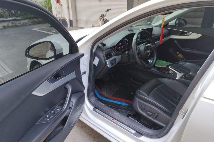 Used Audi A4L 2019 40 TFSI Fashion Edition China VI Emission Standard Driver Seat