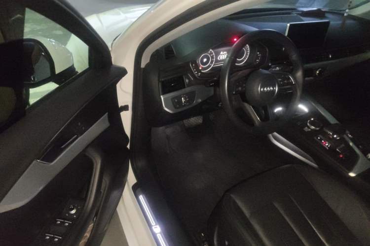 Used Audi A4L 2019 40 TFSI Fashion Edition China VI Emission Standard Driver Seat