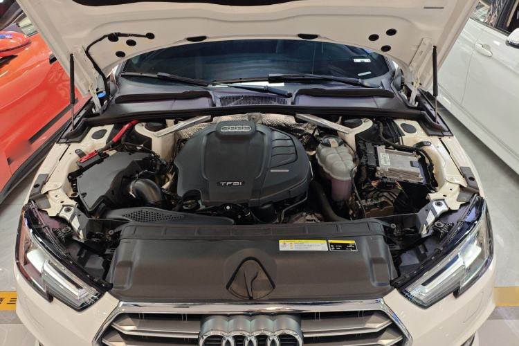 Used Audi A4L 2019 40 TFSI Fashion Edition China VI Emission Standard Engine Bay