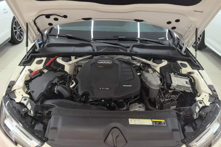 Used Audi A4L 2019 40 TFSI Fashion Edition China VI Emission Standard Engine Bay