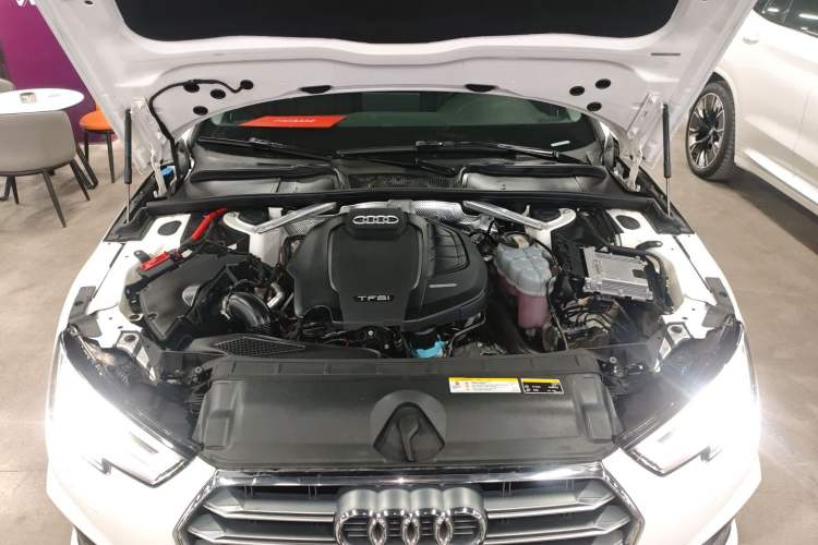 Used Audi A4L 2019 40 TFSI Fashion Edition China VI Emission Standard Engine Bay
