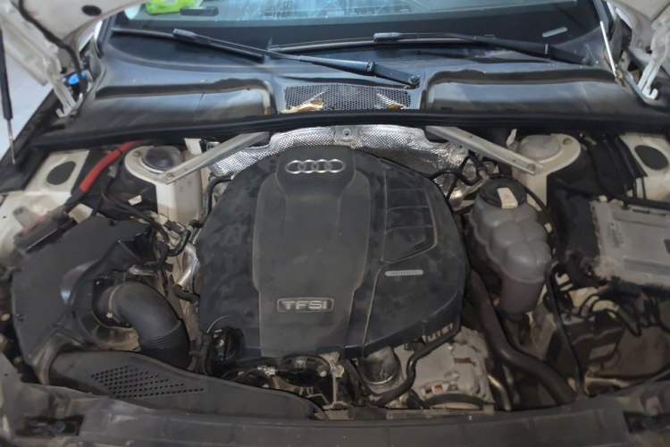 Used Audi A4L 2019 40 TFSI Fashion Edition China VI Emission Standard Engine Bay