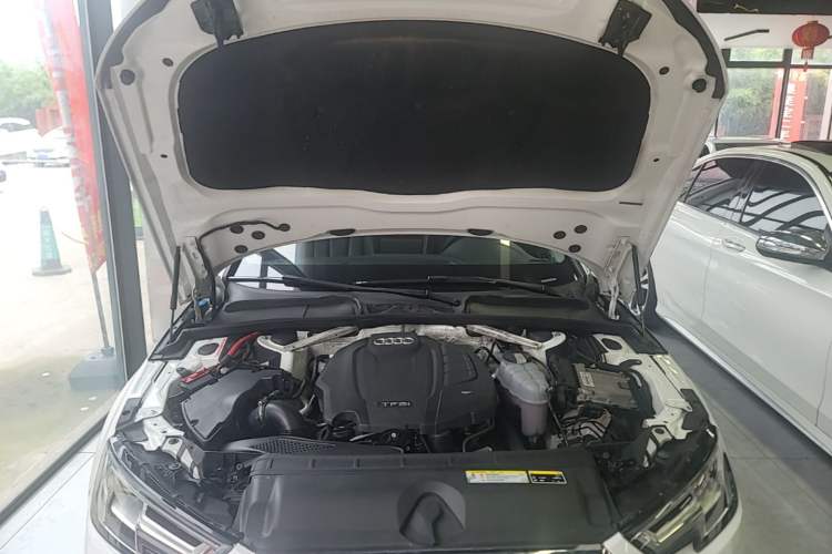 Used Audi A4L 2019 40 TFSI Ambition China VI Engine Bay