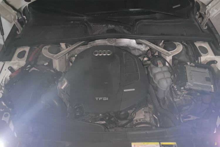 Used Audi A4L 2019 40 TFSI Fashion Edition China VI Emission Standard Engine Bay