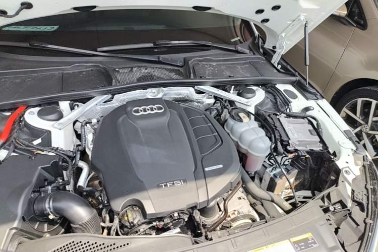 Used Audi A4L 2019 40 TFSI Fashion Edition China VI Emission Standard Engine Bay