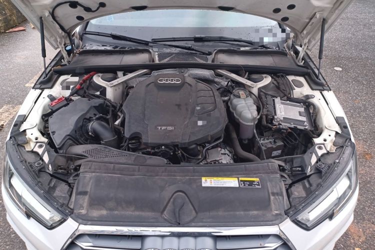 Used Audi A4L 2019 40 TFSI Fashion Edition China VI Emission Standard Engine Bay