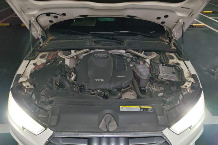 Used Audi A4L 2019 40 TFSI Fashion Edition China VI Emission Standard Engine Bay