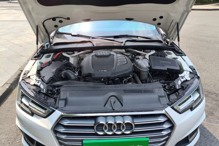 Used Audi A4L 2019 40 TFSI Fashion Edition China VI Emission Standard Engine Bay