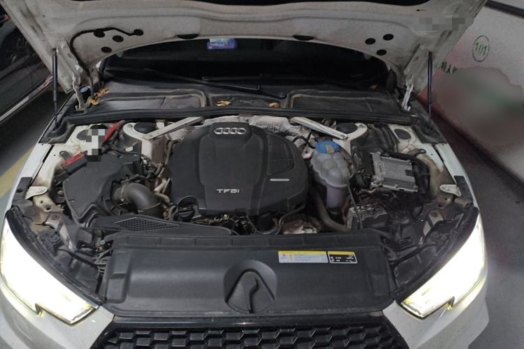Used Audi A4L 2019 40 TFSI Fashion Edition China VI Emission Standard Engine Bay