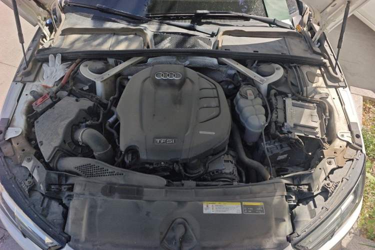 Used Audi A4L 2019 40 TFSI Fashion Edition China VI Emission Standard Engine Bay