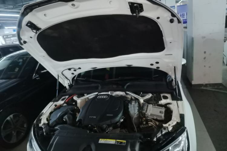 Used Audi A4L 2019 40 TFSI Fashion Edition China VI Emission Standard Engine Bay