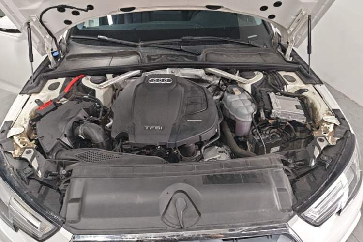Used Audi A4L 2019 40 TFSI Fashion Edition China VI Emission Standard Engine Bay