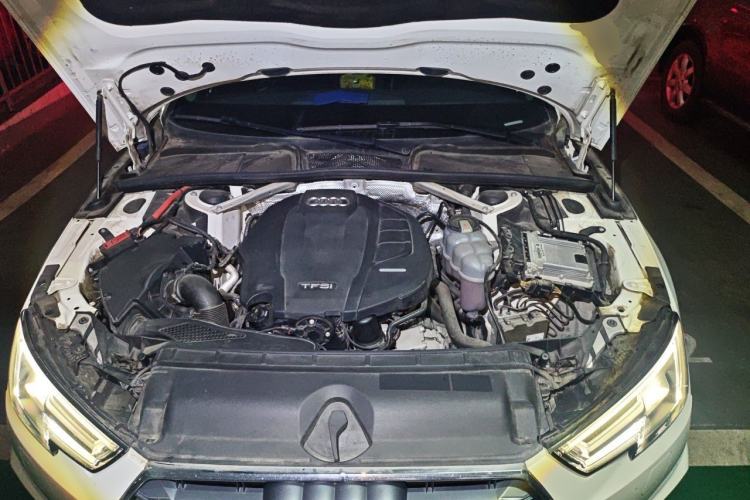 Used Audi A4L 2019 40 TFSI Fashion Edition China VI Emission Standard Engine Bay
