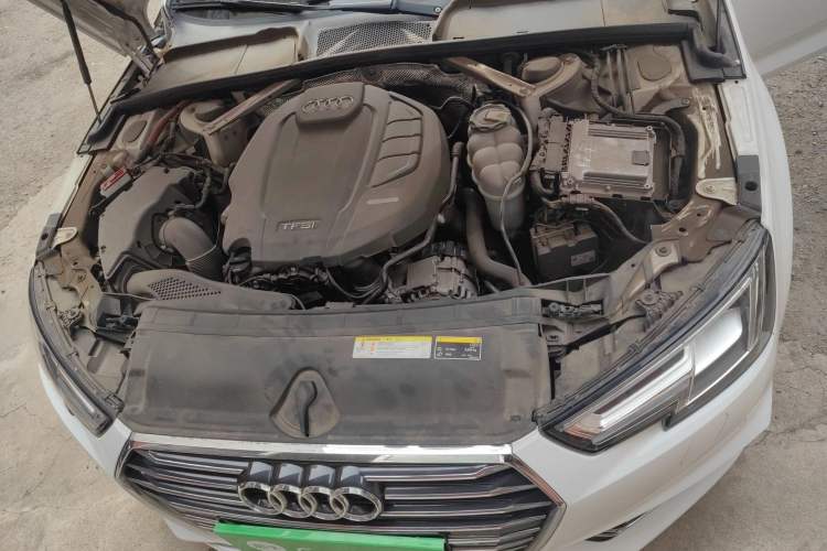 Used Audi A4L 2019 40 TFSI Fashion Edition China VI Emission Standard Engine Bay