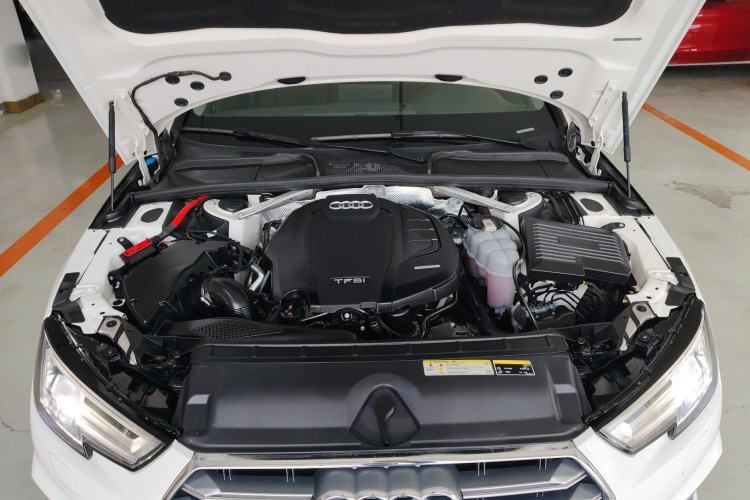 Used Audi A4L 2019 40 TFSI Fashion Edition China VI Emission Standard Engine Bay