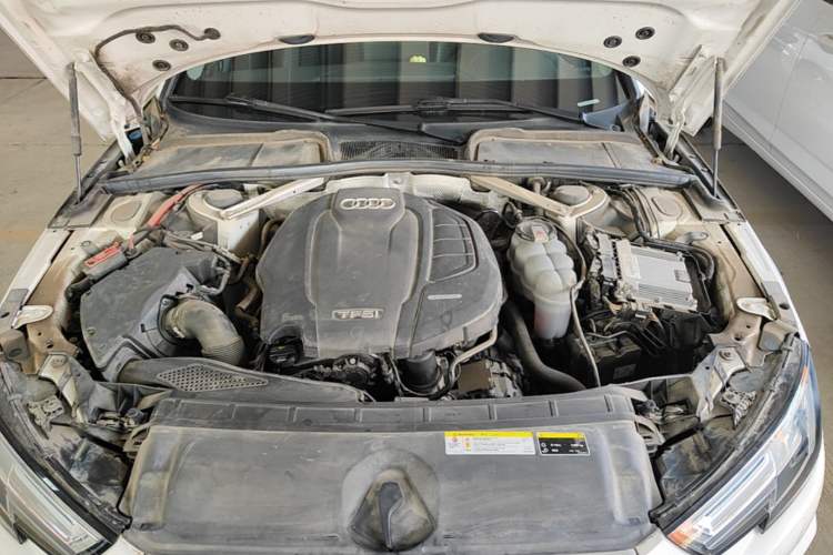 Used Audi A4L 2019 40 TFSI Fashion Edition China VI Emission Standard Engine Bay