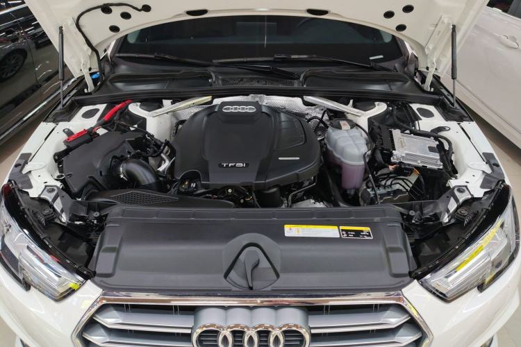 Used Audi A4L 2019 40 TFSI Fashion Edition China VI Emission Standard Engine Bay