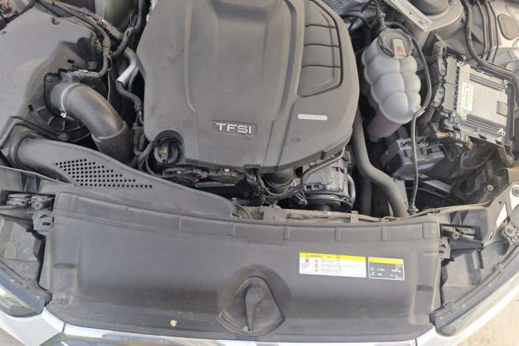 Used Audi A4L 2019 40 TFSI Fashion Edition China VI Emission Standard Engine Bay