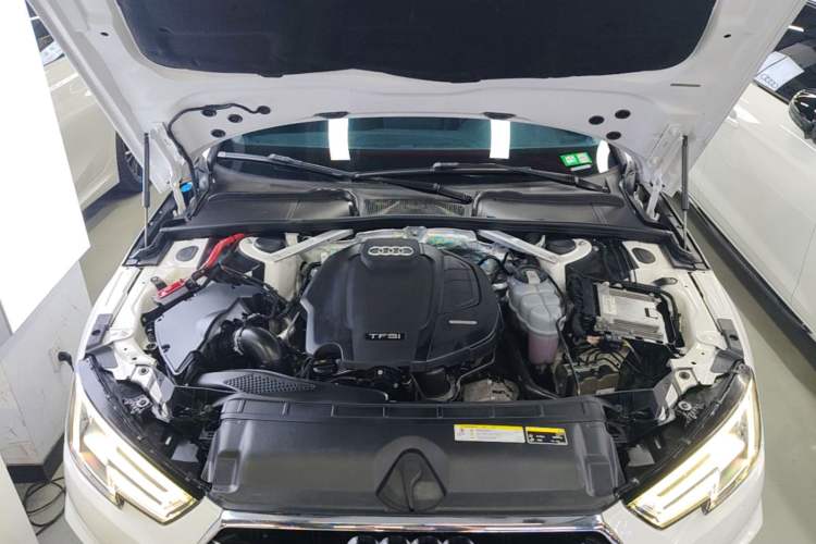 Used Audi A4L 2019 40 TFSI Fashion Edition China VI Emission Standard Engine Bay