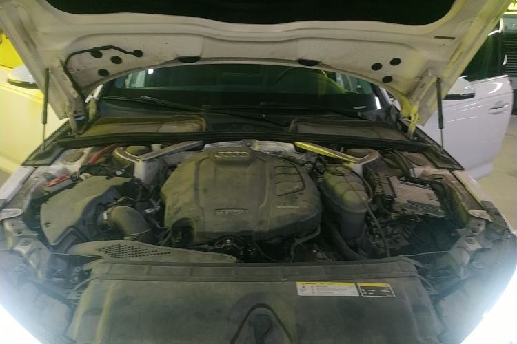 Used Audi A4L 2019 40 TFSI Fashion Edition China VI Emission Standard Engine Bay