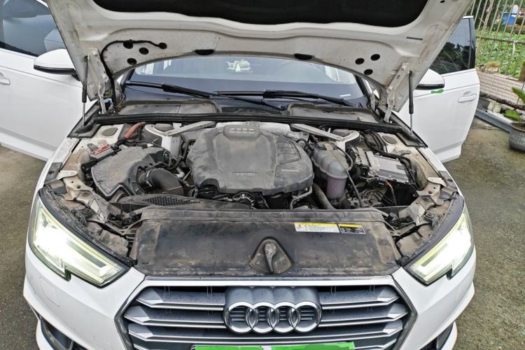 Used Audi A4L 2019 40 TFSI Fashion Edition China VI Emission Standard Engine Bay
