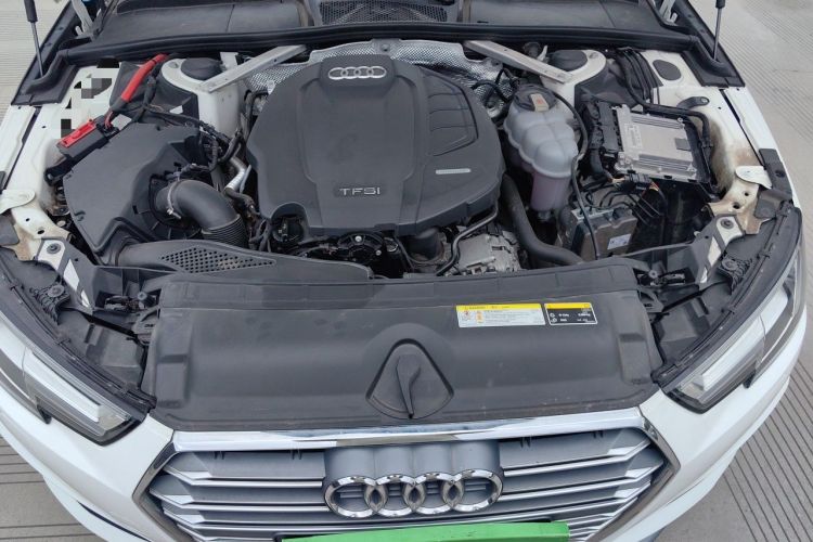 Used Audi A4L 2019 40 TFSI Fashion Edition China VI Emission Standard Engine Bay