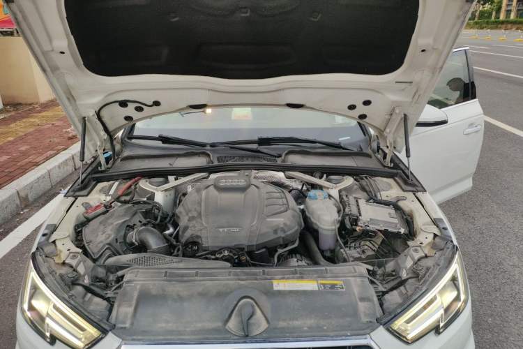 Used Audi A4L 2019 40 TFSI Fashion Edition China VI Emission Standard Engine Bay