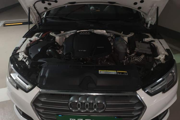Used Audi A4L 2019 40 TFSI Fashion Edition China VI Emission Standard Engine Bay