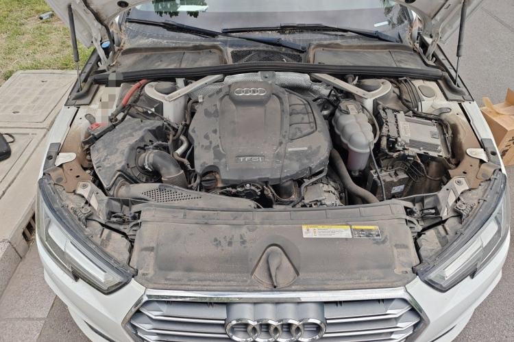 Used Audi A4L 2019 40 TFSI Fashion Edition China VI Emission Standard Engine Bay