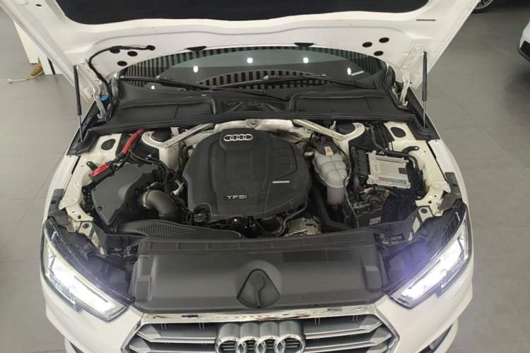 Used Audi A4L 2019 40 TFSI Fashion Edition China VI Emission Standard Engine Bay