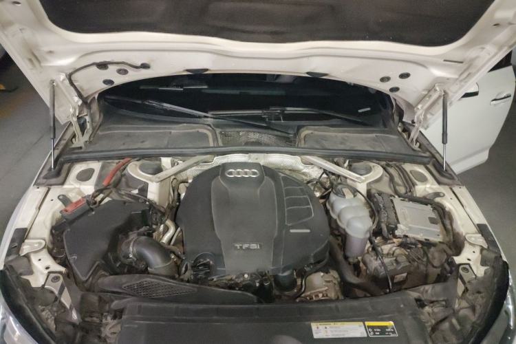 Used Audi A4L 2019 40 TFSI Fashion Edition China VI Emission Standard Engine Bay