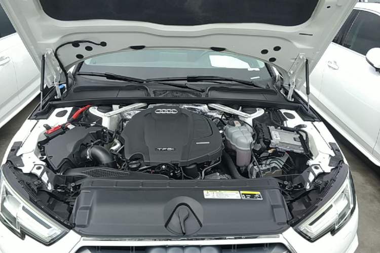 Used Audi A4L 2019 40 TFSI Fashion Edition China VI Emission Standard Engine Bay
